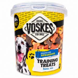 Voskes TrainerMix 500 gram is ideaal als trainingsbeloning of tussendoortje voor je hond. Handig verpakt in een afsluitbare pot.