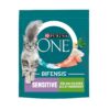 Purina ONE Sensitive ondersteunt katten met een gevoelige spijsvertering en helpt kattenbakgeur verminderen.