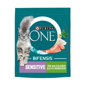 Purina ONE Sensitive ondersteunt katten met een gevoelige spijsvertering en helpt kattenbakgeur verminderen.