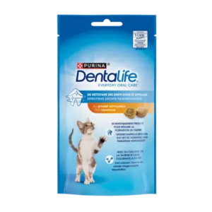 Dentalife Kip Kat 40gr helpt tanden te reinigen en tandsteenvorming te verminderen dankzij de knapperige, poreuze structuur.