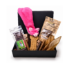 Cadeau Pakket Hond Medium met speelgoed en heerlijke snacks. Een feestelijk cadeau voor volwassen honden en puppy's.