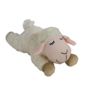 Eco Hondenknuffel Liggend Schaap, zacht pluche speelgoed met piep van gerecycled materiaal voor speel- en knuffelplezier.