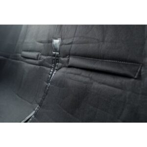 Auto achterbankhoes deelbaar 1,45 × 1,60 m, robuust polyester met ritssluiting en gordeluitsparingen, ideaal voor hond én passagier.