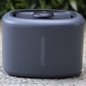 Drinkfontein Aquabella is een elektrische drinkfontein met filter en LED-verlichting, wat zorgt voor altijd fris drinkwater voor katten en kleine honden.