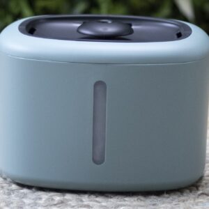 Drinkfontein Aquabella is een elektrische drinkfontein met filter en LED-verlichting, wat zorgt voor altijd fris drinkwater voor katten en kleine honden.