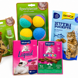 Cadeau Pakket kat small met speelgoed en heerlijke snacks. Een feestelijk cadeau voor katten en kittens.