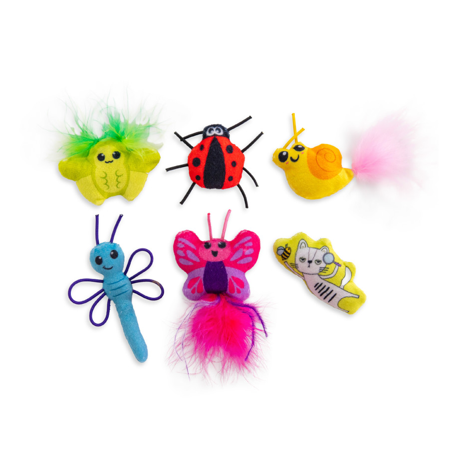 71481 CS Cute as a bug 6 pk MLT MAIN Catstages Cute as a Bug is een vrolijke set met 6 pluche kattenspeeltjes met catnip, ideaal om te jagen, meppen en spelen.
