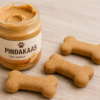 Hondenkoek Pindakaas 8 cm is een ambachtelijk gebakken hondensnack met biologische pindakaas. Een heerlijke traktatie per stuk.