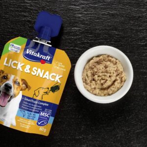 Vitakraft Lick & Snack Zalm is een graanvrije, caloriearme trainingscrème met zalm, ideaal om je hond direct te belonen.