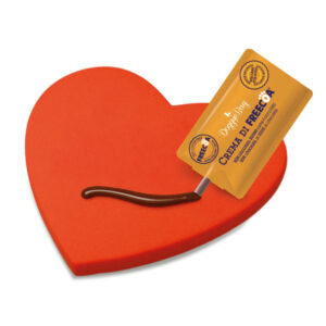 DoggyeBag Love Biscuit 85 gr is een hartvormig hondenkoekje met cacaovrije Freecoa Cream om zelf te versieren.